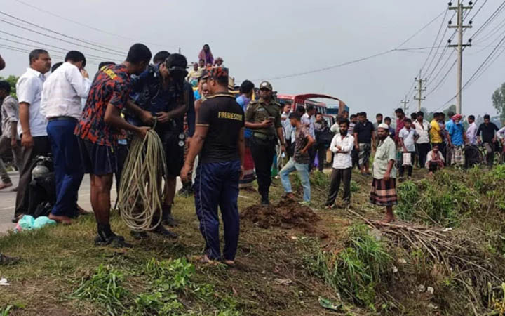 মানিকগঞ্জে লেগুনার পেছনে পিকআপের ধাক্কা, নিহত ৪