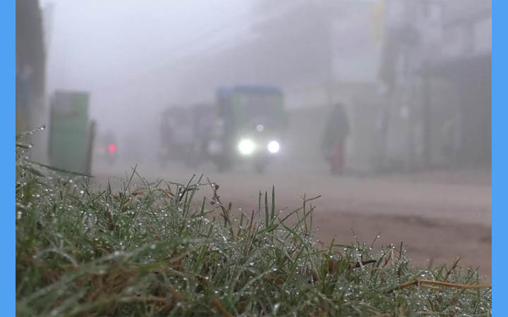 কুয়াশায় ঢাকা নওগাঁ, তাপমাত্রা ১৪ ডিগ্রি