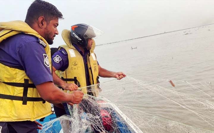 ইলিশ রক্ষা অভিযানে পুলিশ ও মৎস্য অফিসারের ওপর হামলা