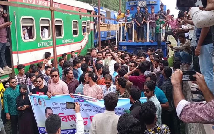 রাজবাড়ীতে দুটি ট্রেন আটকে রেখে ছাত্রদলের বিক্ষোভ