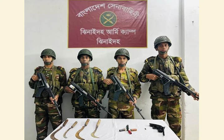 ঝিনাইদহে সেনাবাহিনীর অভিযানে আগ্নেয়াস্ত্র উদ্ধার