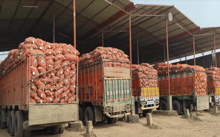 ভারত থেকে আলু ও পেঁয়াজ আমদানি বন্ধ, বেড়েছে দাম
