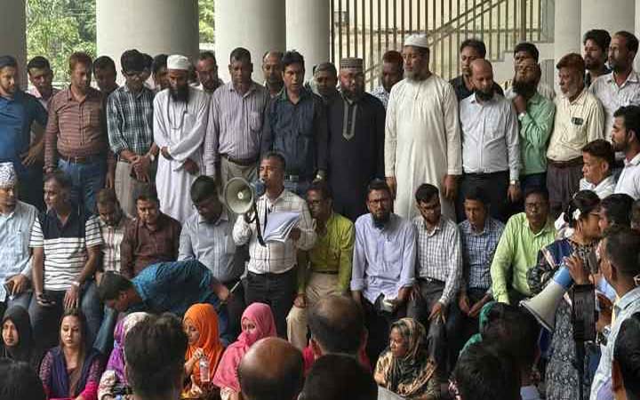 ঈদের ছুটির আমেজ না কাটতেই আন্দোলনে উত্তাল সচিবালয়