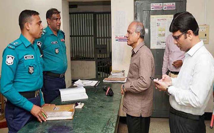 চার থানা পরিদর্শনে স্বরাষ্ট্র উপদেষ্টা