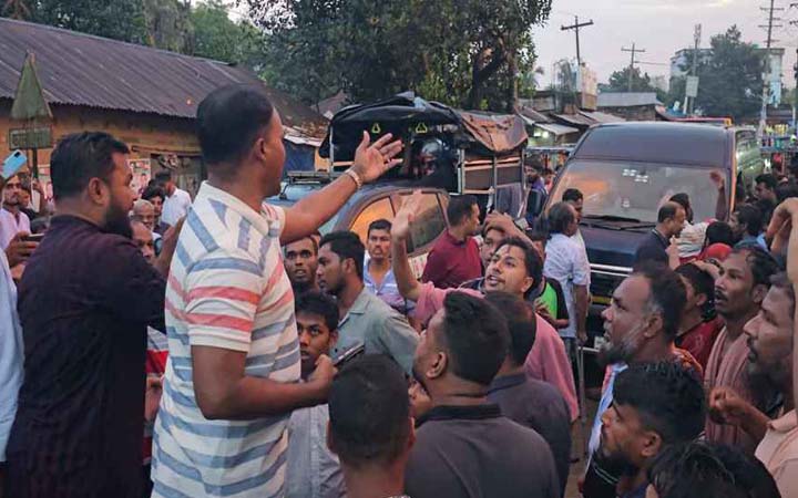 শ্রীপুরে ব্যবসায়ী আটক, র‌্যাবের গাড়ি অবরুদ্ধ করে বিক্ষোভ