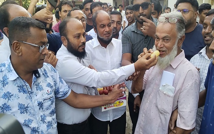 আমুর গ্রেপ্তারে ঝালকাঠিতে আনন্দ মিছিল