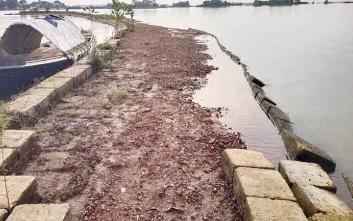 হাওরের ফসলরক্ষা বাঁধের দুই হাজার ব্লক লুট, আতঙ্কে কৃষক