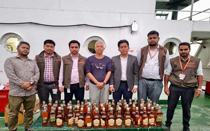 চট্টগ্রামে জাহাজ থেকে বিদেশি মদ জব্দ