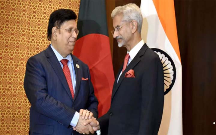 ভারতের পররাষ্ট্রমন্ত্রীর সাথে বৈঠক করেছেন মোমেন