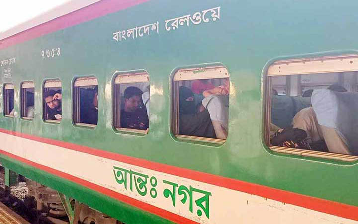 ট্রেনে ঈদযাত্রা শুরু, প্রথম দিনই শিডিউল বিপর্যয়