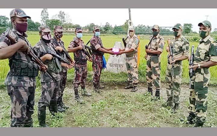 জয়পুরহাট সীমান্তে বিজিবি-বিএসএফ’র ঈদের শুভেচ্ছা বিনিময়