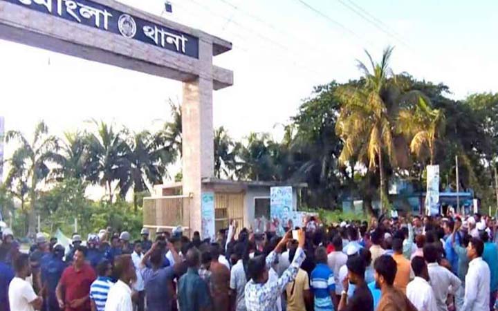 হঠাৎ মোংলা থানা ঘেরাও করলো বিএনপি