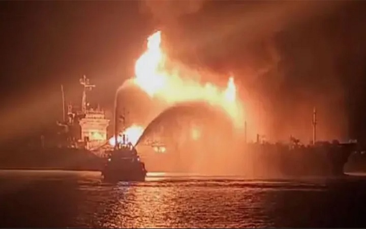 কুতুবদিয়ায় জাহাজে অগ্নিকাণ্ড, ৮ সদস্যের তদন্ত কমিটি গঠন