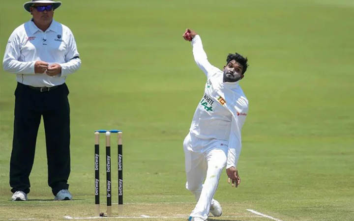 টেস্ট থেকে নিজেকে সরিয়ে নিলেন হাসারাঙ্গা