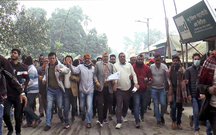 নির্বাচন বর্জনে টাঙ্গাইলে প্রচারপত্র বিতরণ করেছে বিএনপি
