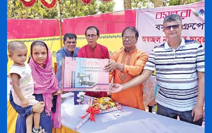 নাটোরে আরও ২০ নারীকে সেলাই মেশিন