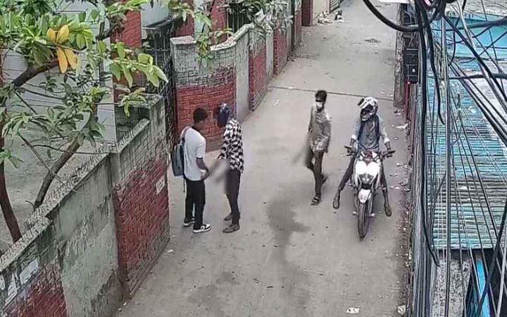 অস্ত্র হাতে ছিনতাইয়ের ভিডিও ভাইরাল, ধরা পড়লো লোমহর্ষক দৃশ্য