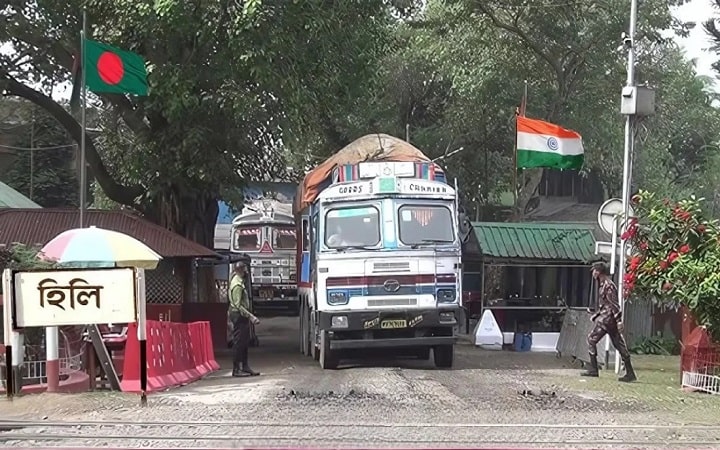 বাংলাদেশের পণ্য রপ্তানির ট্রান্সশিপমেন্ট সুবিধা বাতিল করল ভারত