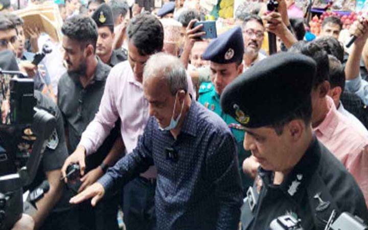 ঢাকার কৃষি মার্কেট দেখতে গেলেন স্বরাষ্ট্র উপদেষ্টা