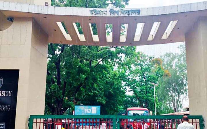 শিক্ষার্থীর ওপর স্থানীয়দের হামলা, প্রতিবাদে চবির মূল ফটকে তালা