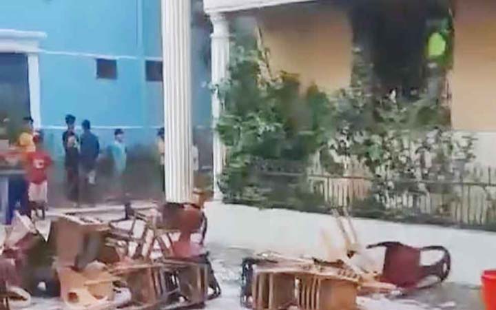 সাবেক রেলমন্ত্রী মুজিবুল হকের বাড়িতে ভাঙচুর ও আগুন