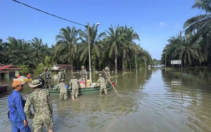 মালয়েশিয়ায় বন্যা : নিহত ৫, বাস্তুচ্যুত ৪৩ হাজার