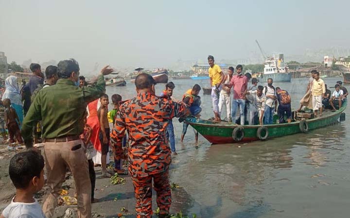 সন্ধ্যা নদীতে লঞ্চের ধাক্কায় বাল্কহেড ডুবি, নিখোঁজ ২