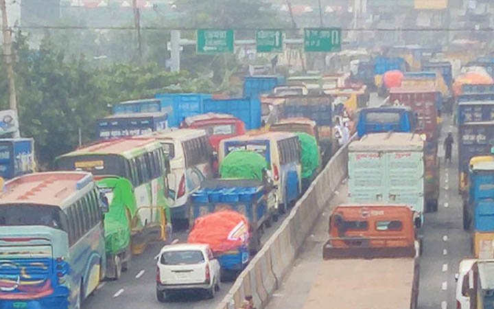 ঢাকা-চট্টগ্রাম মহাসড়কে দীর্ঘ যানজট, ভোগান্তিতে যাত্রীরা