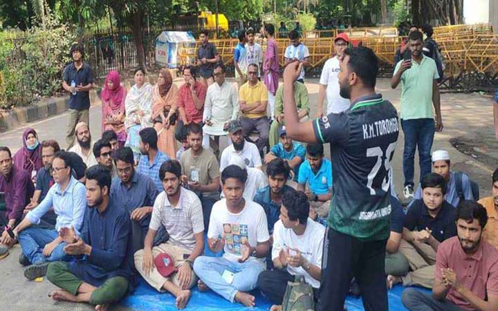 তৃতীয় দিনেও কাকরাইলে জবি শিক্ষার্থীরা