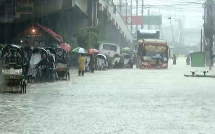 টানা বৃষ্টিতে বিপর্যস্ত জনজীবন, চার বিভাগে আকস্মিক বন্যার শঙ্কা