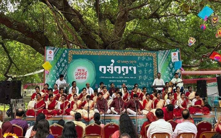 বর্ষবরণে উৎসবের রঙ, গান-নৃত্যে মুখর ঢাবির বটতলা
