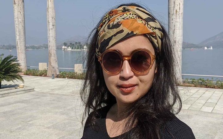 পর্দায় নায়িকাকে চুমু বারণ অভিনেতার স্ত্রীর, দিলেন বিকল্প পথ