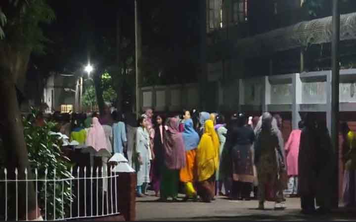 ছাত্ররাজনীতি নিষিদ্ধের দাবিতে মধ্যরাতে ইডেন মহিলা কলেজে বিক্ষোভ