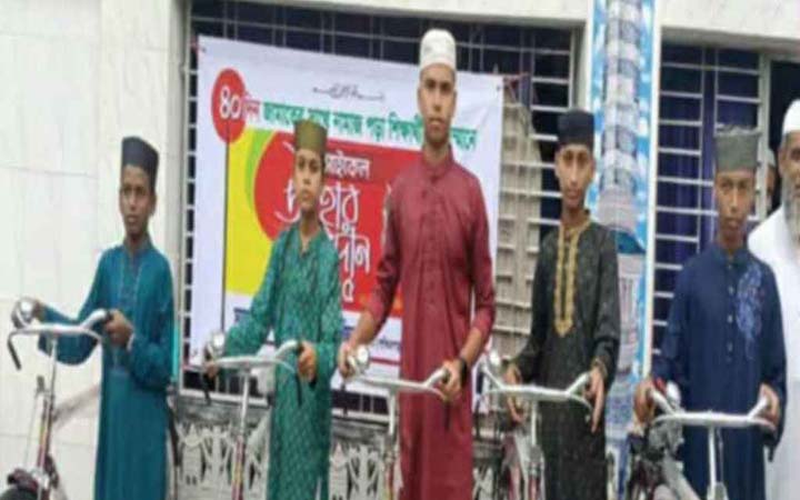 ঝিনাইদহে ৪০ দিন মসজিদে নামাজ আদায়, বাইসাইকেল পেলেন ৫ শিক্ষার্থী