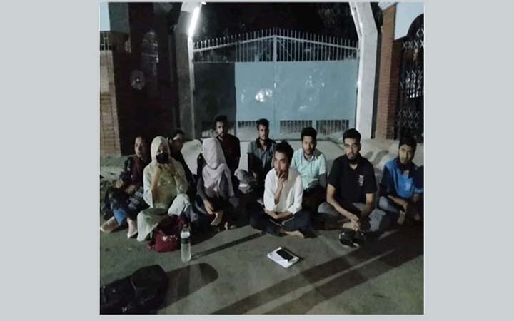 ৭ দফা দাবিতে আমরণ অনশনে রাবির ১০ শিক্ষার্থী