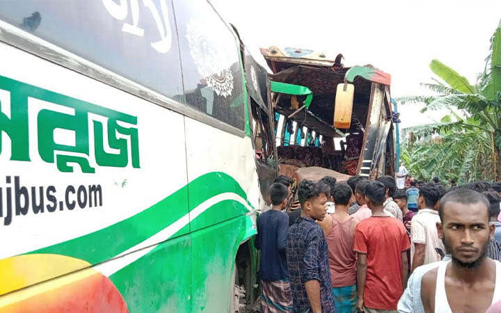 শোক দিবসের কর্মসূচিতে যাওয়ার পথে দুই বাসের মুখোমুখি সংঘর্ষ, আহত ১৬