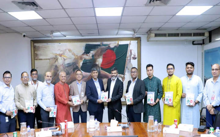 বিমান-এসিআই’র সৌজন্যে হজযাত্রীরা পাচ্ছেন ‘হজ কেয়ার প্যাক’