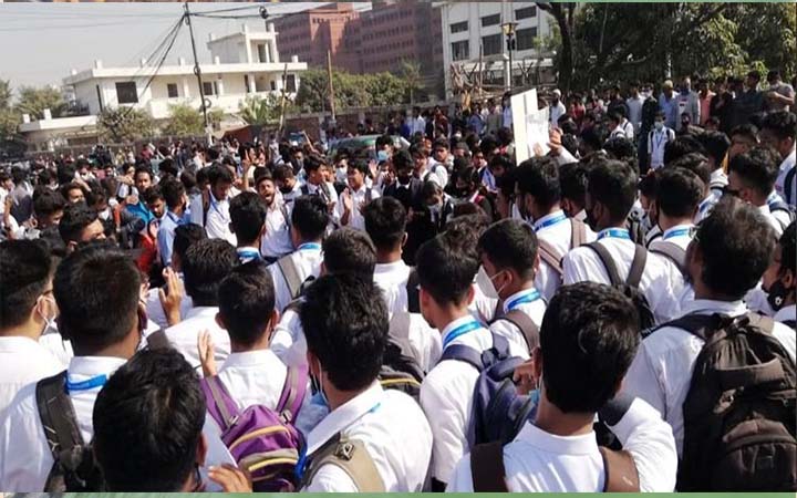রামপুরায় রাস্তা অবরোধ করে শিক্ষার্থীদের বিক্ষোভ