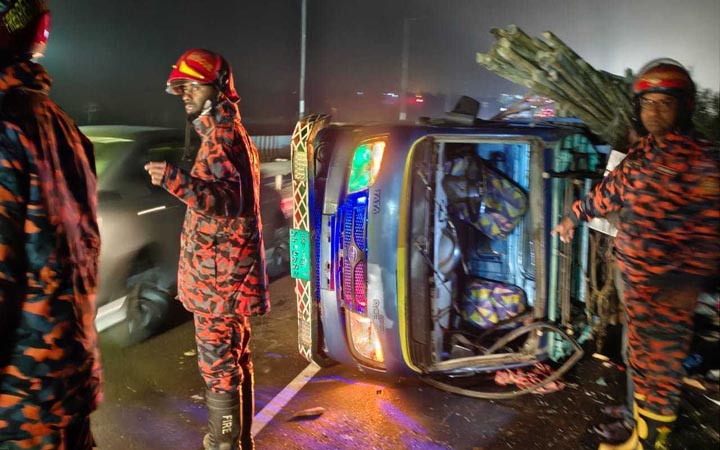 ঢাকা-মাওয়া এক্সপ্রেসওয়েতে পিকআপ উল্টে আহত ৯