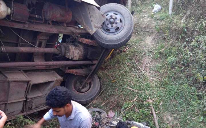 কাপ্তাইয়ে পণ্যবাহী ট্রাক উল্টে চালক নিহত