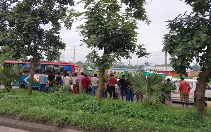 ঢাকা-চট্টগ্রাম মহাসড়কে যাত্রীবাহী দুই বাসের সংঘর্ষে নিহত ১