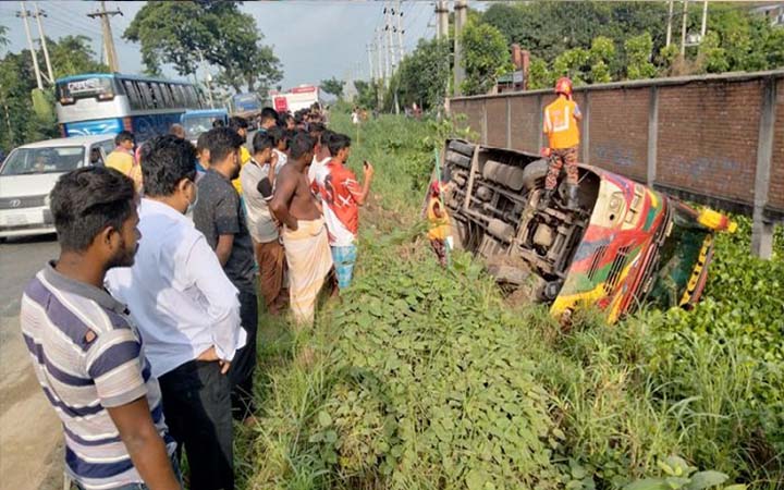 ধামরাইয়ে ট্রাকের ধাক্কায় খাদে বাস, আহত ১০