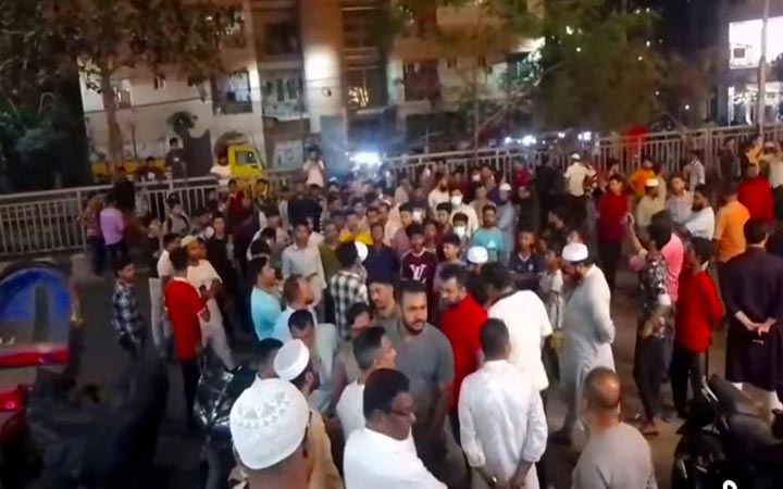 চাঁদাবাজির প্রতিবাদে আদাবর থানা ঘেরাও