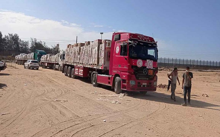 যুদ্ধবিধ্বস্ত গাজায় ঢুকতে শুরু করেছে ত্রাণবাহী ট্রাক