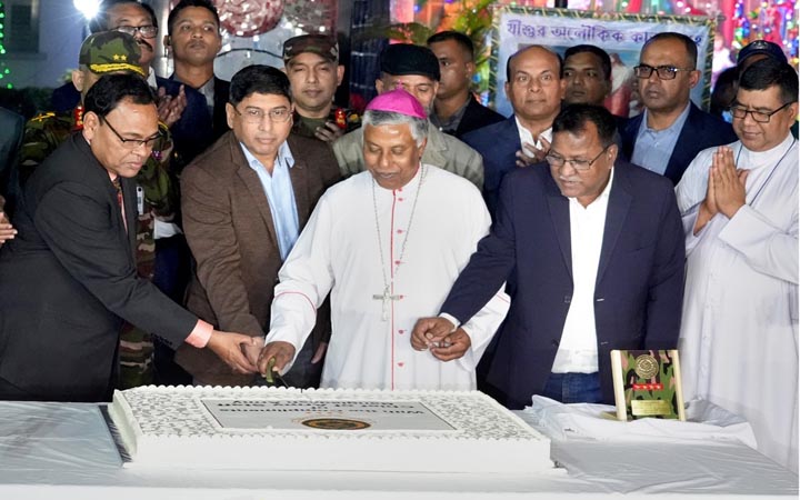 বড়দিন উপলক্ষে আর্চ বিশপের হাউজ পরিদর্শন করলেন সেনাপ্রধান