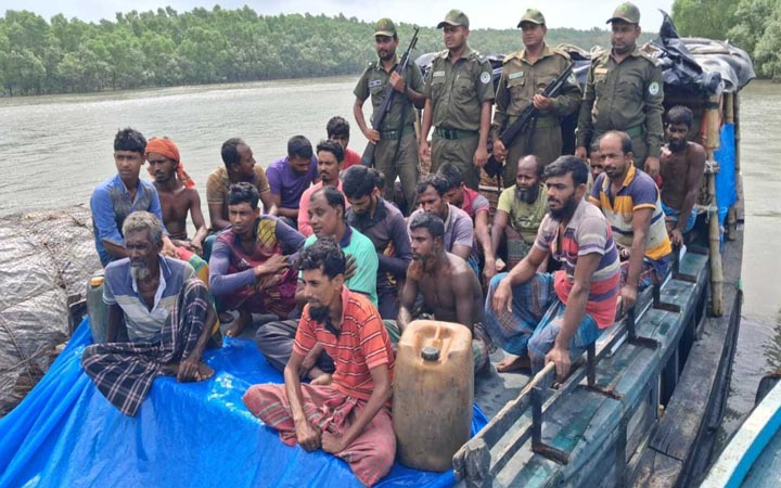 দুবলার চরে ২৭ জেলে আটক