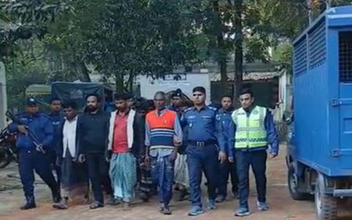 চাঁপাইনবাবগঞ্জে পুলিশের বিশেষ অভিযানে গ্রেফতার ৪০