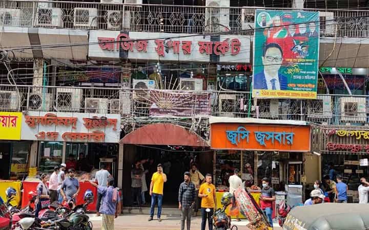 মালিকদের কমিটি গঠন দ্বন্দ্বে শাহবাগের আজিজ সুপার মার্কেটে তালা