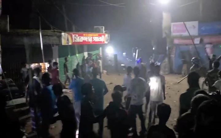 ব্রাহ্মণবাড়িয়ায় টর্চ লাইট জ্বালিয়ে দু’দল গ্রামবাসীর সংঘর্ষ