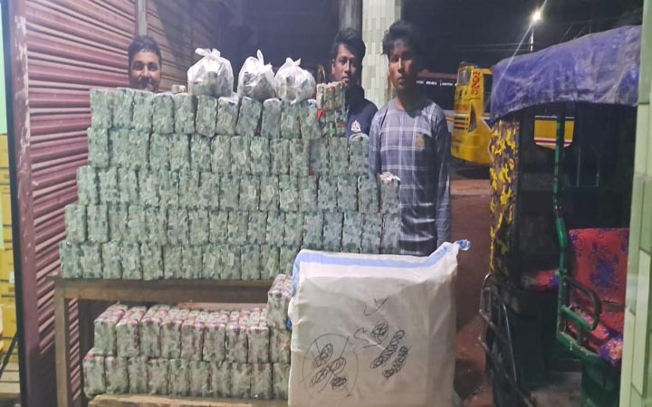 টেকনাফে বিপুল পরিমান নকল আকিজ বিড়ি জব্দ